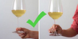 Cách cầm ly rượu vang đúng chuẩn chuyên gia